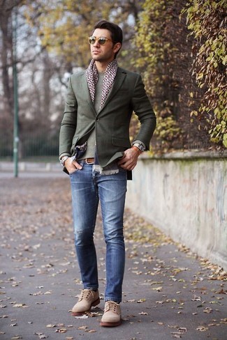 Comment porter des chaussures derby en daim marron clair: Harmonise un blazer gris avec un jean bleu pour créer un look chic et décontracté. Une paire de chaussures derby en daim marron clair apportera une esthétique classique à l'ensemble.