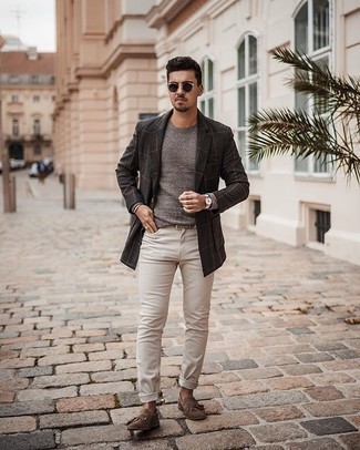 Comment porter un jean marron clair: Pense à marier un blazer à carreaux marron foncé avec un jean marron clair pour une tenue confortable aussi composée avec goût. Une paire de slippers en daim à franges marron est une façon simple d'améliorer ton look.