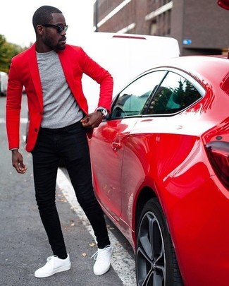 Comment porter un blazer rouge: Harmonise un blazer rouge avec un jean skinny noir pour un look de tous les jours facile à porter. Une paire de baskets basses en cuir blanches est une option génial pour complèter cette tenue.