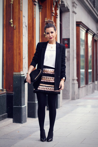 Comment porter une minijupe noire: Pense à opter pour un blazer noir et une minijupe noire pour un look de tous les jours facile à porter. Une paire de escarpins en cuir noirs est une option parfait pour complèter cette tenue.