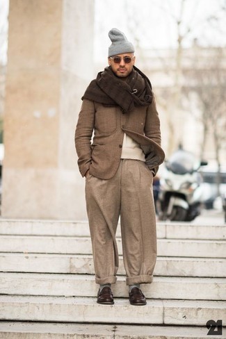 Comment porter une écharpe marron foncé: Pense à porter un blazer marron clair et une écharpe marron foncé pour une tenue relax mais stylée. Une paire de slippers en cuir marron foncé est une façon simple d'améliorer ton look.