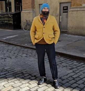 Comment porter un bonnet bleu clair: Opte pour un blazer en laine moutarde avec un bonnet bleu clair pour un look confortable et décontracté. Rehausse cet ensemble avec une paire de chaussures brogues en cuir noires.