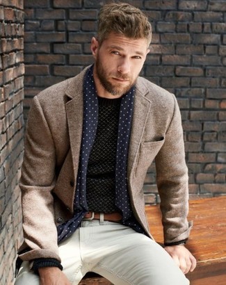 Comment porter une écharpe á pois pour un style chic decontractés quand il fait chaud à 30 ans: Choisis un blazer en laine marron et une écharpe á pois pour une tenue idéale le week-end.