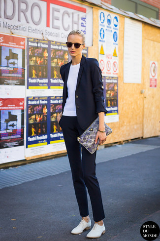 Tenue: Blazer bleu marine, Pull Ã  col rond blanc, Pantalon de costume ...