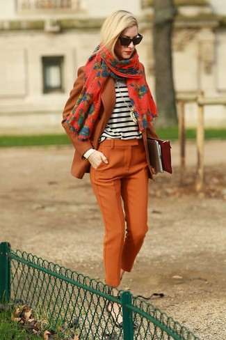 Comment porter un blazer marron: Essaie d'associer un blazer marron avec un pantalon de costume orange pour un ensemble de bureau stylé. Une paire de escarpins en cuir noirs est une option astucieux pour complèter cette tenue.