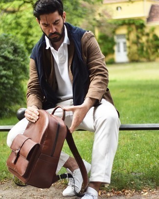 Comment porter un sac à dos: Essaie d'associer un blazer marron clair avec un sac à dos pour un look idéal le week-end. Rehausse cet ensemble avec une paire de baskets basses en cuir blanches.