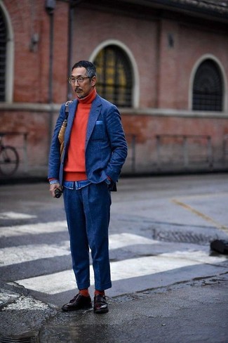 Tenue: Blazer en laine bleu marine, Pull à col roulé rouge, Chemise en jean bleue, Pantalon de costume en laine bleu marine