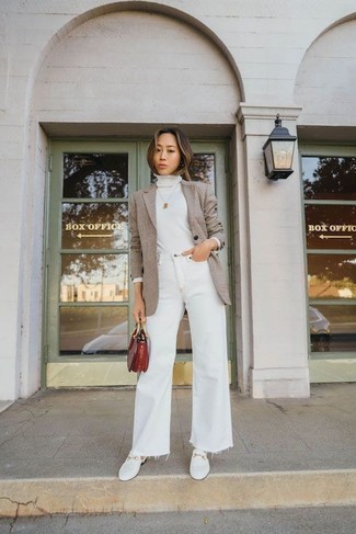 Comment porter un blazer marron clair: La polyvalence d'un blazer marron clair et d'un jean flare blanc en fait des pièces de valeur sûre. Une paire de slippers en cuir blancs est une option astucieux pour complèter cette tenue.