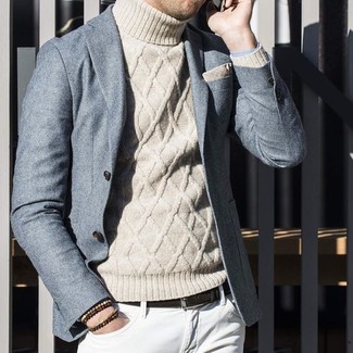 Comment porter un pull à col roulé en tricot beige: Pense à porter un pull à col roulé en tricot beige et un jean blanc pour une tenue confortable aussi composée avec goût.