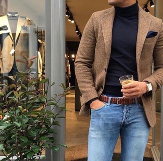 Comment porter un jean bleu clair avec un blazer marron: Essaie d'harmoniser un blazer marron avec un jean bleu clair pour créer un look chic et décontracté.