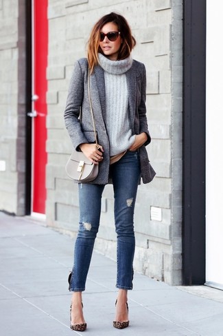 Comment porter un jean bleu: Choisis un blazer en laine gris et un jean bleu pour créer un style chic et glamour. Une paire de escarpins en daim imprimés léopard marron clair est une option astucieux pour complèter cette tenue.