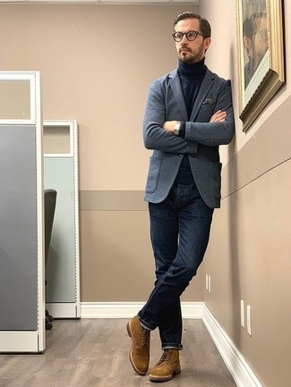 Comment porter des bottes en daim marron clair: Pense à associer un blazer bleu avec un jean bleu marine pour créer un look chic et décontracté. Une paire de bottes en daim marron clair est une option astucieux pour complèter cette tenue.