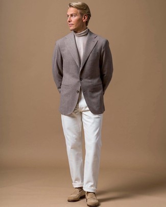 Un jean à porter avec un blazer gris: Pense à marier un blazer gris avec un jean pour un look idéal au travail. Fais d'une paire de slippers en daim marron clair ton choix de souliers pour afficher ton expertise vestimentaire.