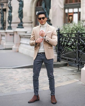 Comment porter un blazer beige avec des bottines chelsea en cuir marron à 20 ans: Essaie d'associer un blazer beige avec un jean gris foncé pour aller au bureau. Une paire de bottines chelsea en cuir marron apportera une esthétique classique à l'ensemble.