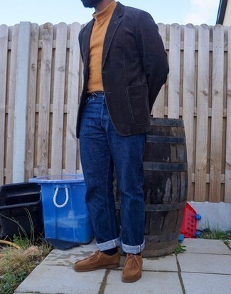 Comment porter un blazer en velours côtelé noir: Harmonise un blazer en velours côtelé noir avec un jean bleu marine pour un look idéal au travail. Complète ce look avec une paire de bottines chukka en daim marron.
