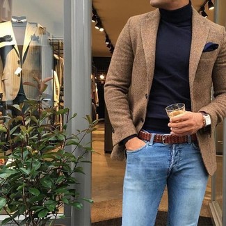 Comment porter une ceinture en cuir tressée marron à 30 ans: Porte un blazer en laine marron et une ceinture en cuir tressée marron pour une tenue idéale le week-end.