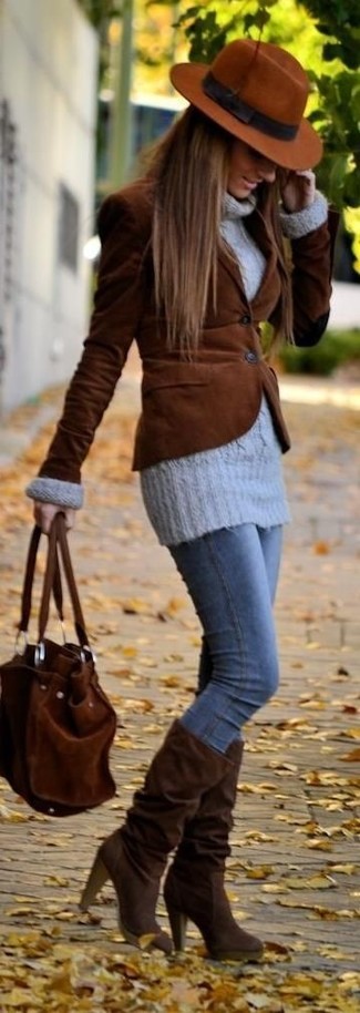 Comment porter un blazer marron: Harmonise un blazer marron avec un jean skinny bleu pour obtenir un look relax mais stylé. Une paire de bottes hauteur genou en daim marron foncé est une option parfait pour complèter cette tenue.