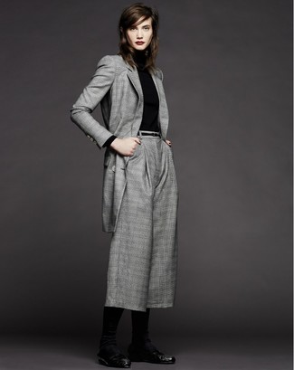 Comment porter un blazer écossais gris: Pour une tenue de tous les jours pleine de caractère et de personnalité essaie d'associer un blazer écossais gris avec une jupe-culotte écossaise grise. Une paire de slippers en cuir noirs est une façon simple d'améliorer ton look.