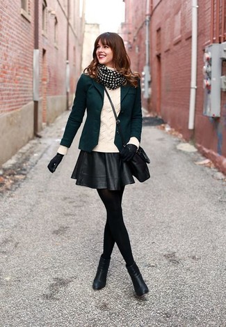 Comment porter une jupe patineuse en cuir noire: Choisis un blazer vert foncé et une jupe patineuse en cuir noire pour un look de tous les jours facile à porter. Une paire de bottines en cuir noires est une option parfait pour complèter cette tenue.