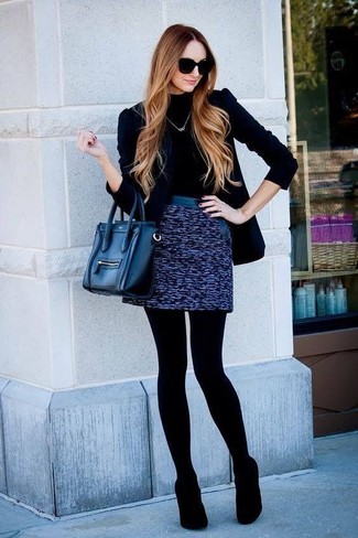 Comment porter une minijupe en tweed bleue à 20 ans: Harmonise un blazer en velours noir avec une minijupe en tweed bleue pour obtenir un look relax mais stylé. Cette tenue se complète parfaitement avec une paire de escarpins en daim noirs.