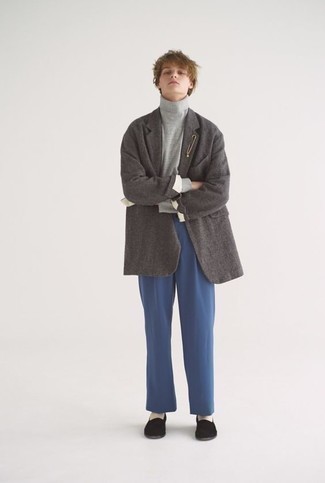 Comment porter des slippers en daim noirs: Associe un blazer en laine gris foncé avec un pantalon chino bleu pour prendre un verre après le travail. Une paire de slippers en daim noirs ajoutera de l'élégance à un look simple.