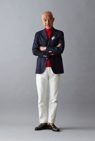 Tenue: Blazer bleu marine, Pull à col roulé rouge, Pantalon chino blanc, Slippers en cuir noirs