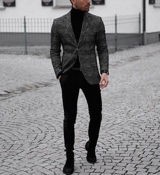 Comment porter un blazer écossais gris: Pense à associer un blazer écossais gris avec un pantalon chino noir pour aller au bureau. Transforme-toi en bête de mode et fais d'une paire de bottines chelsea en daim noires ton choix de souliers.