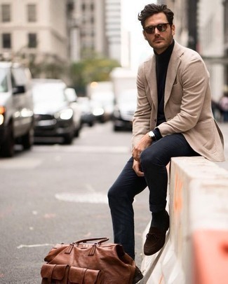 Comment porter un fourre-tout en cuir: Essaie d'associer un blazer marron clair avec un fourre-tout en cuir pour un look confortable et décontracté. Une paire de slippers en daim marron foncé est une façon simple d'améliorer ton look.