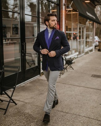 Comment porter une pochette de costume violette: Opte pour un blazer noir avec une pochette de costume violette pour un look idéal le week-end. Une paire de slippers en daim marron foncé est une façon simple d'améliorer ton look.
