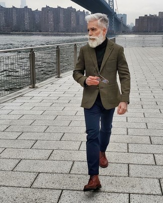 Comment porter un blazer vert foncé: Essaie d'associer un blazer vert foncé avec un pantalon chino bleu marine pour aller au bureau. Termine ce look avec une paire de bottes de loisirs en cuir marron.