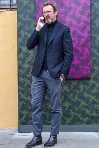 Comment porter un pantalon chino gris quand il fait chaud: Harmonise un blazer bleu marine avec un pantalon chino gris pour créer un look chic et décontracté. Une paire de bottines chelsea en cuir noires apportera une esthétique classique à l'ensemble.