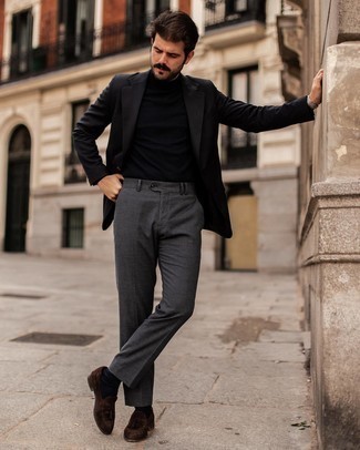 Comment porter un blazer noir: Associe un blazer noir avec un pantalon de costume gris foncé pour un look pointu et élégant. Cette tenue est parfait avec une paire de mocassins à pampilles en daim marron foncé.
