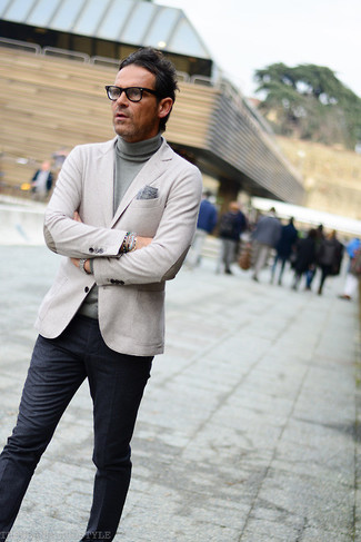 Comment porter un blazer gris pour un style elégantes après 40 ans: Pense à marier un blazer gris avec un pantalon de costume gris foncé pour un look classique et élégant.