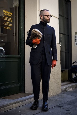 Comment porter des gants en cuir orange: Opte pour un blazer en laine bleu marine avec des gants en cuir orange pour un look confortable et décontracté. Jouez la carte classique pour les chaussures et fais d'une paire de double monks en cuir noirs ton choix de souliers.