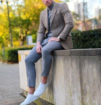 Comment porter un blazer écossais marron à 30 ans: Fais l'expérience d'un style élégant et raffiné avec un blazer écossais marron et un pantalon de costume en laine gris. Si tu veux éviter un look trop formel, complète cet ensemble avec une paire de baskets basses blanches.
