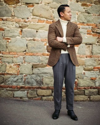 Comment porter un blazer en laine écossais marron: Fais l'expérience d'un style élégant et raffiné avec un blazer en laine écossais marron et un pantalon de costume gris foncé. Jouez la carte classique pour les chaussures et choisis une paire de chaussures richelieu en cuir noires.