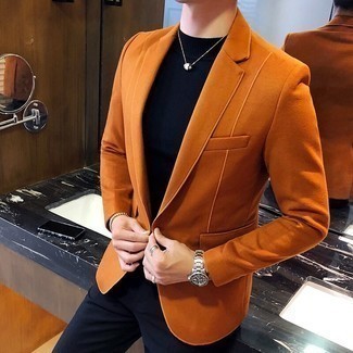 Comment porter un blazer en daim orange: Pense à harmoniser un blazer en daim orange avec un pantalon de costume noir pour une silhouette classique et raffinée.