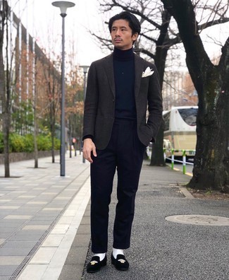 Comment porter des slippers en velours brodés noirs: Opte pour un blazer en laine gris foncé avec un pantalon de costume bleu marine pour un look classique et élégant. Cet ensemble est parfait avec une paire de slippers en velours brodés noirs.