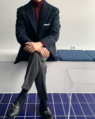 Comment porter un blazer écossais bleu marine et vert: Associe un blazer écossais bleu marine et vert avec un pantalon de costume gris foncé pour dégager classe et sophistication. Cet ensemble est parfait avec une paire de slippers en cuir noirs.