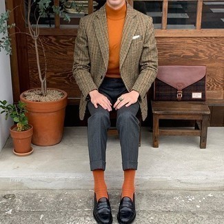Comment porter un blazer en pied-de-poule marron clair: Marie un blazer en pied-de-poule marron clair avec un pantalon de costume gris foncé pour un look pointu et élégant. Complète ce look avec une paire de slippers en cuir noirs.