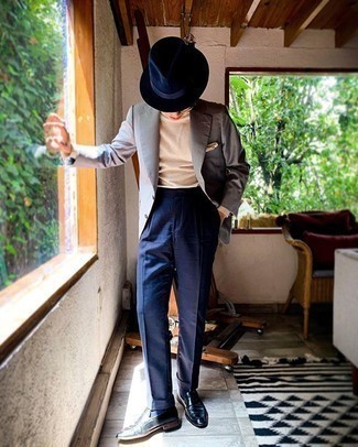 Comment porter un chapeau en laine bleu marine: Opte pour un blazer gris avec un chapeau en laine bleu marine pour une tenue relax mais stylée. D'une humeur audacieuse? Complète ta tenue avec une paire de slippers en cuir bleu marine.