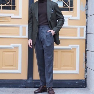Un pantalon de costume à porter avec un blazer vert foncé pour un style elégantes: Opte pour un blazer vert foncé avec un pantalon de costume pour un look classique et élégant. Termine ce look avec une paire de chaussures derby en cuir marron foncé.