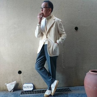 Un blazer à porter avec un pantalon de costume bleu après 60 ans: Fais l'expérience d'un style élégant et raffiné avec un blazer et un pantalon de costume bleu. Tu veux y aller doucement avec les chaussures? Complète cet ensemble avec une paire de baskets basses en toile blanches pour la journée.