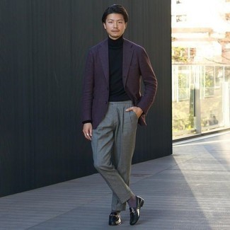 Comment porter des chaussettes violettes: Associe un blazer violet avec des chaussettes violettes pour une tenue idéale le week-end. Complète cet ensemble avec une paire de slippers en cuir noirs pour afficher ton expertise vestimentaire.