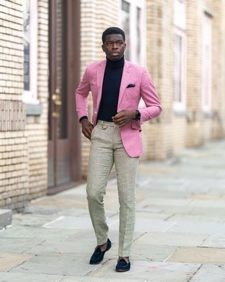 Comment porter un blazer rose: Pense à harmoniser un blazer rose avec un pantalon de costume à carreaux gris pour un look pointu et élégant. Une paire de slippers en velours bleu marine est une option astucieux pour complèter cette tenue.