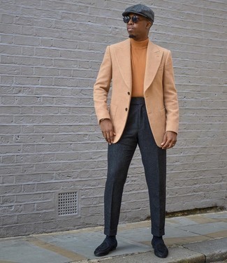 Des slippers à porter avec un blazer marron clair: Opte pour un blazer marron clair avec un pantalon de costume en laine gris foncé pour un look pointu et élégant. Une paire de slippers est une option parfait pour complèter cette tenue.