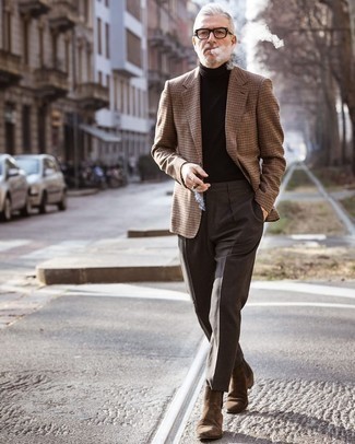Comment porter des bottines chelsea en daim marron après 50 ans: Choisis un blazer en pied-de-poule marron clair et un pantalon de costume marron foncé pour un look classique et élégant. Cet ensemble est parfait avec une paire de bottines chelsea en daim marron.