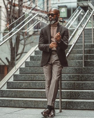 Comment porter une veste après 50 ans: Essaie de marier une veste avec un pantalon de costume marron clair pour un look pointu et élégant. Une paire de slippers en cuir marron foncé est une option avisé pour complèter cette tenue.