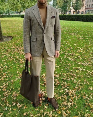 Comment porter un blazer en laine gris: Porte un blazer en laine gris et un pantalon de costume beige pour dégager classe et sophistication. Termine ce look avec une paire de slippers en daim marron foncé.