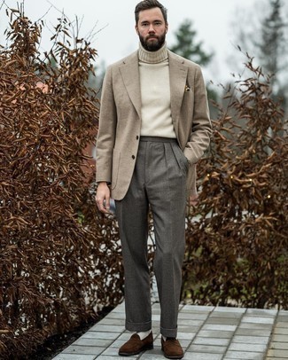 Comment porter un pantalon de costume à carreaux gris: Pense à harmoniser un blazer en laine marron clair avec un pantalon de costume à carreaux gris pour un look pointu et élégant. Une paire de slippers en daim marron est une option astucieux pour complèter cette tenue.